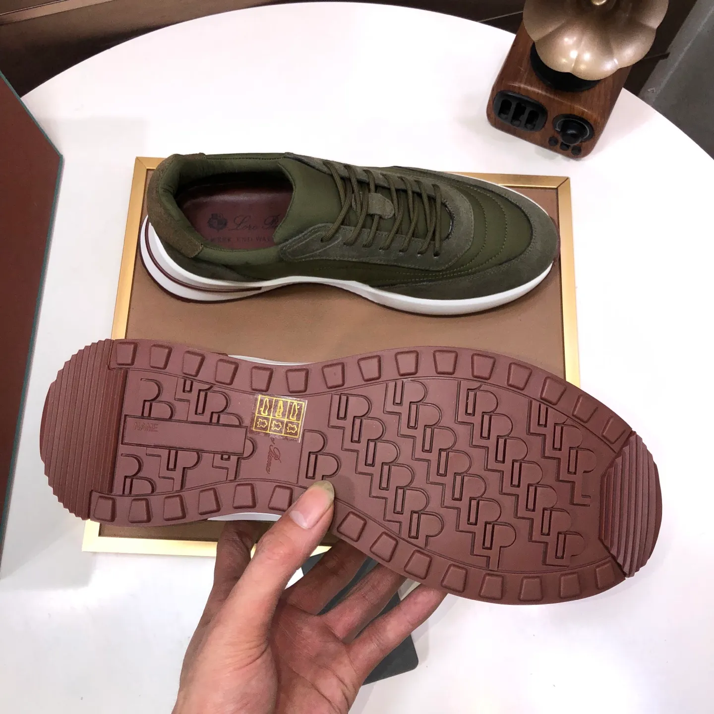 Men's shoes 💰600💰[𝐥𝐨𝐫𝐨 𝐏𝐢𝐚𝐧𝐚] lp classic loafers, an Italian treasure brand, the only brand that can match Hermès! Only after wearing it do we realize that we cannot let down our feet. The upper is imported cashmere, the lining of water-dyed cowhide ➕ the cowhide feet, the official original glass rubber outsole, and the pendant. Exclusive original packaging (tag ➕ brand paper ➕ outer box ➕ hand bag) code number: 38-45